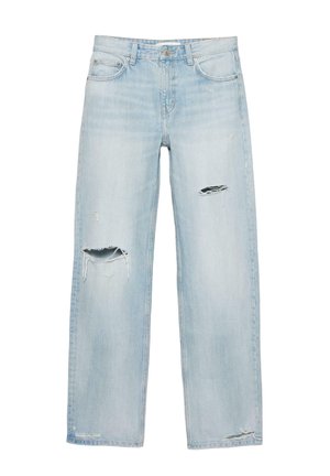 Jean droit bleu clair avec des déchirures usées sur la cuisse droite, le genou gauche et près des ourlets inférieurs.