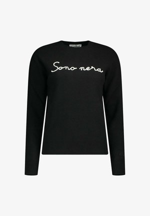 Maglione nero in maglia con maniche lunghe e scollo rotondo, con testo in corsivo bianco "Sono nera" sul davanti.