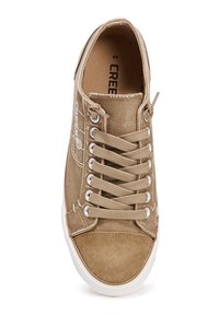 Zapatillas de lona beige con una puntera de ante, seis ojales y cordones planos. Presenta costuras blancas y una suela de goma blanca lisa.