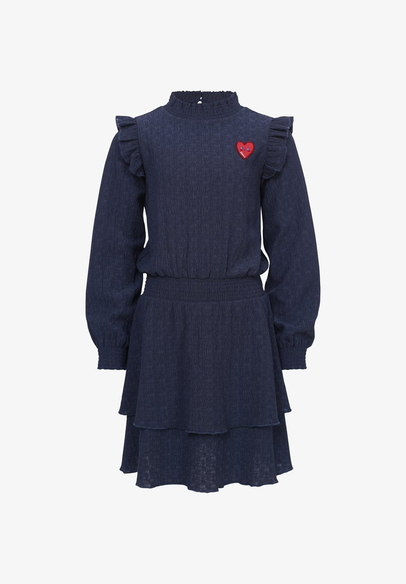 Marineblauwe jurk met een gestructureerde afwerking, rimpelige schouderaccenten, een hoge hals en een gelaagde rok. Heeft een rode hartpatch op de borst.