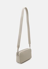 Calvin Klein MUST CONVERTIBLE CAMERA BAG - Torba preko tijela - sand pebble