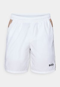 Shorts de bain blancs avec une taille élastique, deux poches latérales avec une accent couleur beige, et un petit logo noir sur la cuisse droite.