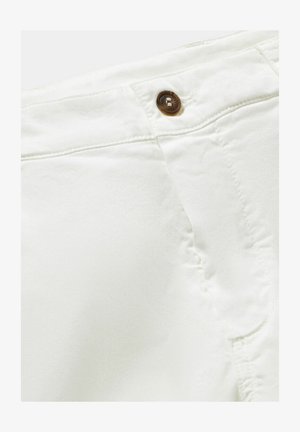 Weiße Stoffshorts mit einem braunen Knopfverschluss, glatter Textur und Nähten an den Seiten, die ein schlichtes und funktionales Design betonen.