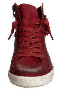 Rood leren hoge sneakers met platte veters, rubberen zool en ritssluiting aan de zijkant. Glad oppervlak en rond neusontwerp.