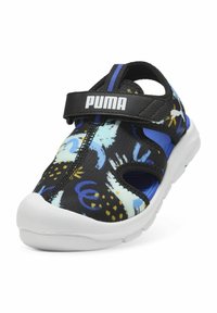 PUMA-sandaler med et sort og blåt mønster, lavet af tekstil, med en Velcro-strop, åben design og en hvid gummisål.