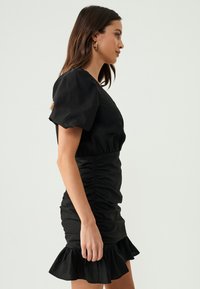 SÁVEL ADISON  - Shift-haljina - black