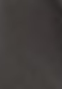 Czarna teksturowana tkanina o miękkim, matowym wykończeniu; cechuje się subtelnymi różnicami odcieni, co nadaje głębi. Idealna do tapicerki lub zastosowań modowych.