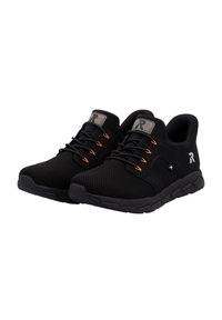 Baskets de sport noires avec une tige en maille, des panneaux en tissu texturé, des accents orange sur les lacets et une semelle rembourrée ; logo sur la languette et sur le côté.