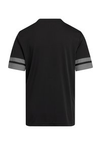 T-shirt noir à manches courtes avec des accents rayés gris sur les manches, fabriqué en tissu lisse, présentant un col rond et une coupe décontractée.