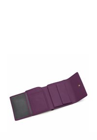 Portafoglio in pelle viola con finitura texturizzata, multiple fessure per carte e chiusura a scatto. L'interno include una tasca trasparente per l'identificazione.