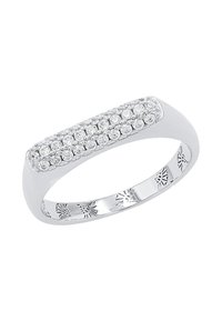Anillo de plata con una banda rectangular que presenta una fila de pequeños rhinestones claros en la parte superior; superficie lisa y patrón floral grabado en el interior.