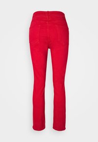 Jeans rectos de color rojo brillante con bolsillos traseros, pasadores para cinturón y una cintura alta.