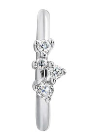 Horquilla de plata con tres piedras preciosas redondas y transparentes sujetas por garras. El diseño es elegante, con una superficie lisa y pulida y un brillo sutil.