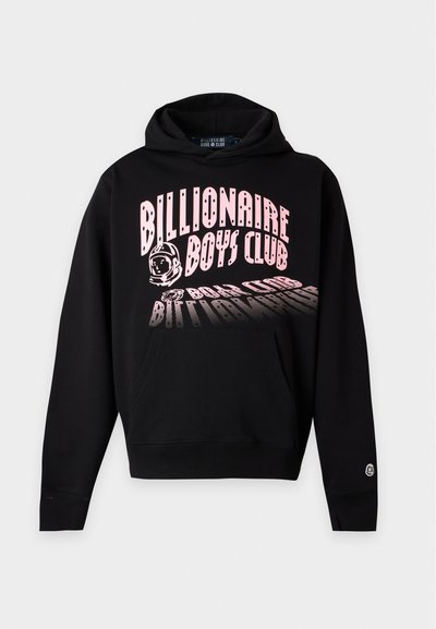 Μαύρο φούτερ με ροζ κείμενο «Billionaire Boys Club» και γραφικό με κράνος αστροναύτη στο στήθος και μπροστινή τσέπη καγκουρό.