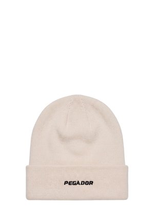 Gorro beige de punto con puño doblado bordado con texto negro "PEGADOR" en el centro frontal.