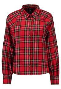 Chemise à carreaux rouge à boutons, manches longues, présentant des rayures noires et jaunes, col arrondi et poignets froncés pour une texture supplémentaire.