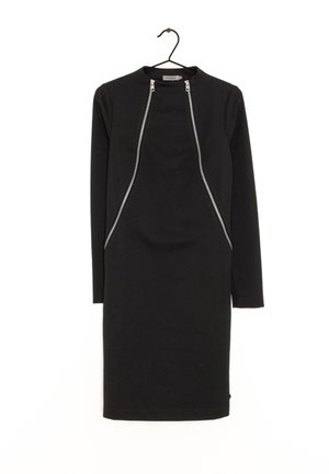 Schwarzes knielanges Kleid mit langen Ärmeln und zwei vertikalen silbernen Reißverschlüssen vorne, präsentiert an einem schwarzen Kleiderbügel vor weißem Hintergrund.