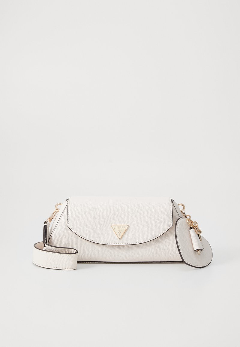 Weiße strukturierte Handtasche mit goldenen Beschlägen, dreieckigem Logo und abnehmbarem Trageriemen. Besitzt einen Klappenverschluss und ein angebrachtes Schlüsselanhänger-Detail.