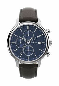 Timex krónográf óra ezüst tokkal, kék texturált számlappal, három mellékszámlap, fehér órjelek és sötétbarna bőrszíj.