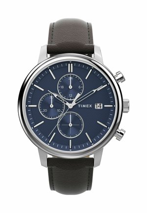 Montre chronographe Timex avec un boîtier en argent, un cadran bleu texturé, trois sous-cadrans, des index horaires blancs, et un bracelet en cuir marron foncé.