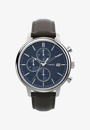 Timex krónográf óra ezüst tokkal, kék texturált számlappal, három mellékszámlap, fehér órjelek és sötétbarna bőrszíj.