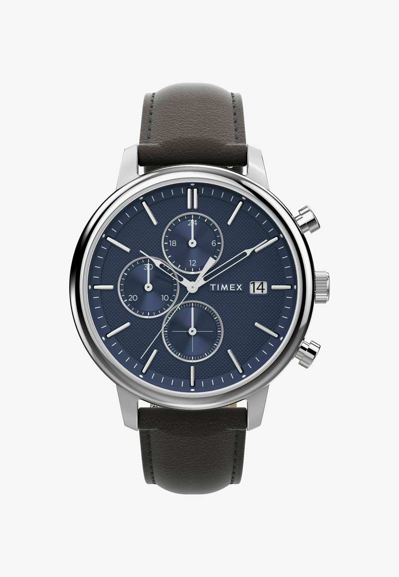 Timex chronograafhorloge met een zilveren kast, blauwe gestructureerde wijzerplaat, drie subwijzers, witte uurmarkeringen en een donkerbruine leren band.