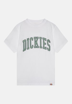T-shirt branca de algodão com um logótipo verde arqueado "DICKIES", mangas curtas, gola redonda e um pequeno rótulo da marca na bainha.