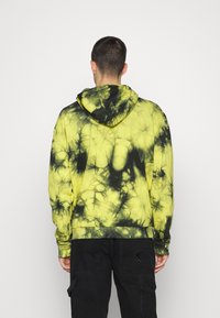 Karl Kani RETRO TIE DYE HOODIE UNISEX - Camisola - yellow