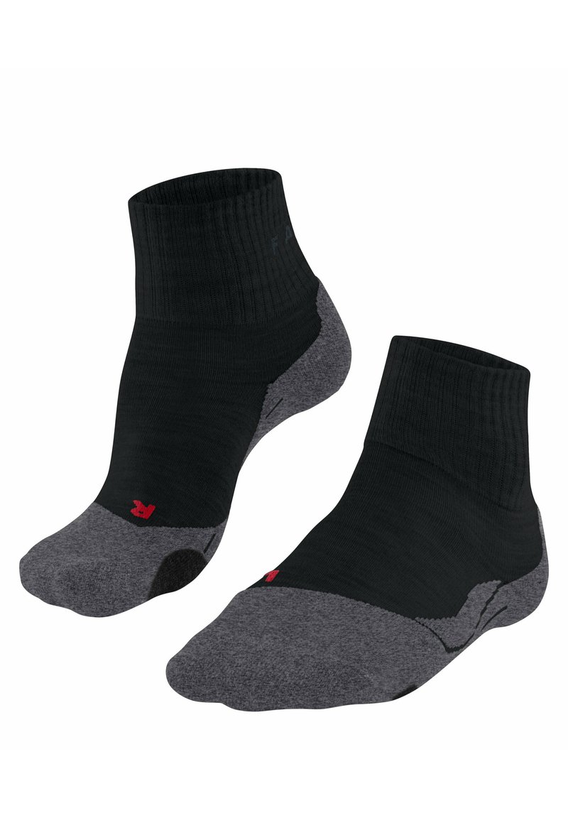 Chaussettes de cheville noires et grises avec une bordure ribbed, un orteil renforcé et un discret logo rouge. Fabriquées dans un matériau texturé et respirant.