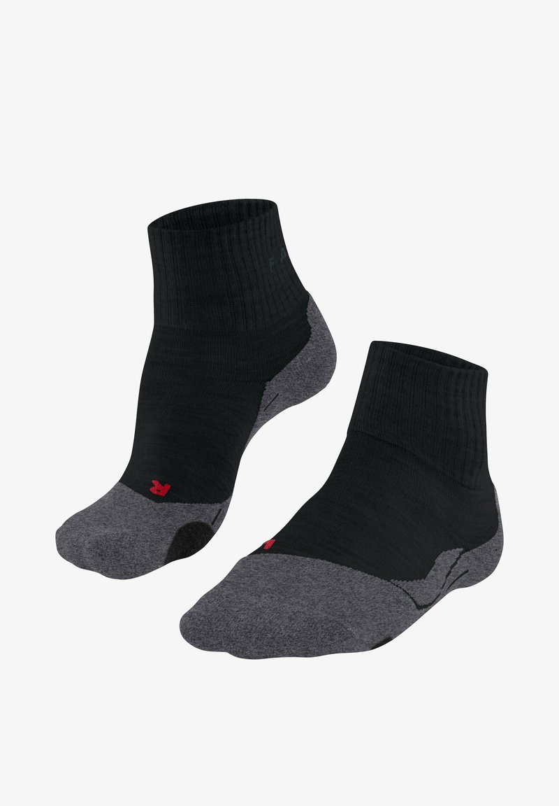 Chaussettes de cheville noires et grises avec une bordure ribbed, un orteil renforcé et un discret logo rouge. Fabriquées dans un matériau texturé et respirant.