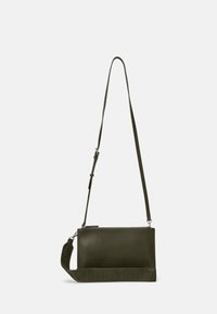 Mörkgrön rektangulär crossbody-väska med justerbar lång rem och bred tygrem med präglad logotyp, dragkedjestängning på toppen.