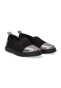 Czarne zamszowe buty typu slip-on z metalicznymi srebrnymi noskami, elastycznymi bocznymi panelami i teksturowanymi podeszwami. Zawierają pętle ułatwiające zakładanie.