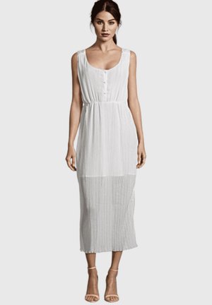 Vestido maxi blanco con plisado, escote redondo, botonera frontal y cinturón en la cintura, presenta una tela fluida y semitranslúcida, con un diseño que llega hasta los tobillos.