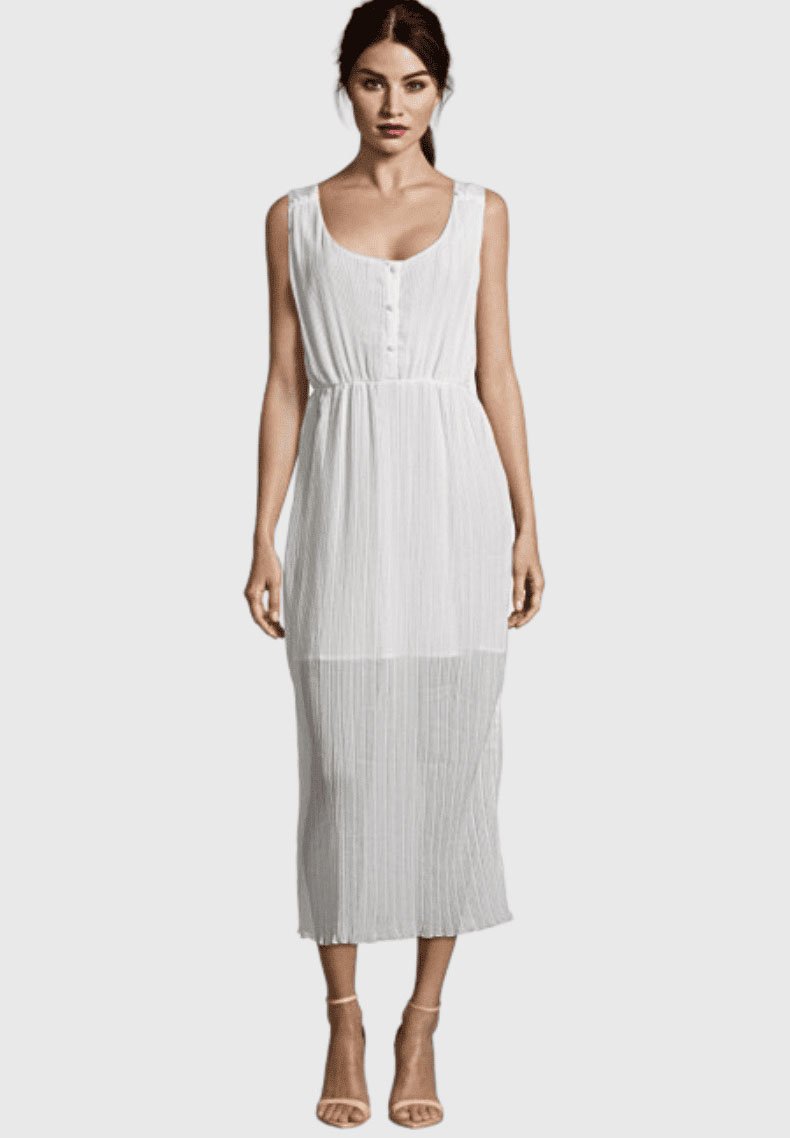 Vestido maxi blanco con plisado, escote redondo, botonera frontal y cinturón en la cintura, presenta una tela fluida y semitranslúcida, con un diseño que llega hasta los tobillos.