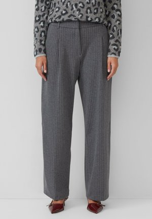 Pantalons gris à rayures avec une coupe large, présentant des plis sur le devant, des poches et une texture lisse, associés à des chaussures pointues bordeaux.
