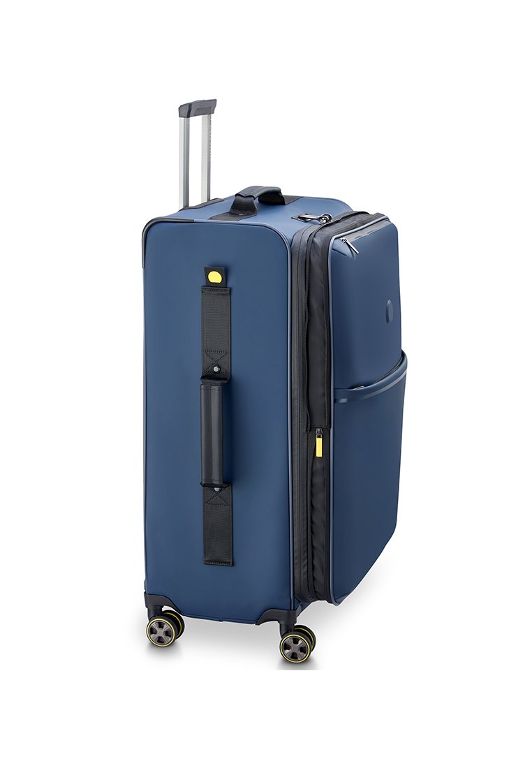 Blauer Hartschalenkoffer mit einem ausziehbaren Griff, zwei Rädern, einer vorderen Tasche und schwarzen Reißverschlussdetails. Mit einem gelben Akzentknopf.