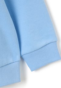 Helle blaue Sweatshirtstoff aus Baumwolle mit gerippten Bündchen. Die Textur ist weich und glatt, mit feinen Strickmustern und einer gleichmäßigen Farbabdeckung.