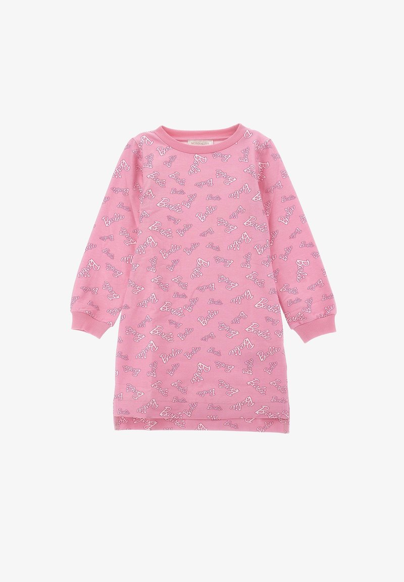 Robe longue à manches longues rose avec un motif répétitif du texte "Barbie" en blanc et rose foncé. Confectionnée en tissu doux avec un col rond.