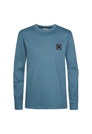 Blauw shirt met lange mouwen en ronde hals met een klein zwart vierkant logo op de linkerborst met witte cirkelvormige tekst.
