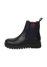 Stivale Chelsea in pelle nera con fianchi elasticizzati blu, suola testurizzata e interno rosa con un dettaglio a forma di cuore sul tallone.