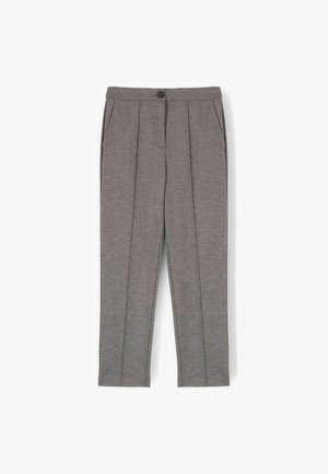 Pantalones grises plisados con bolsillos laterales, cierre frontal de botón y una tela texturada. Diseño entallado con un corte recto.