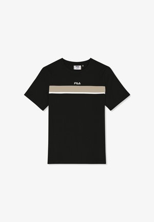 Camiseta negra de manga corta con rayas horizontales beige y blancas en el pecho y un logo blanco de FILA sobre las rayas.