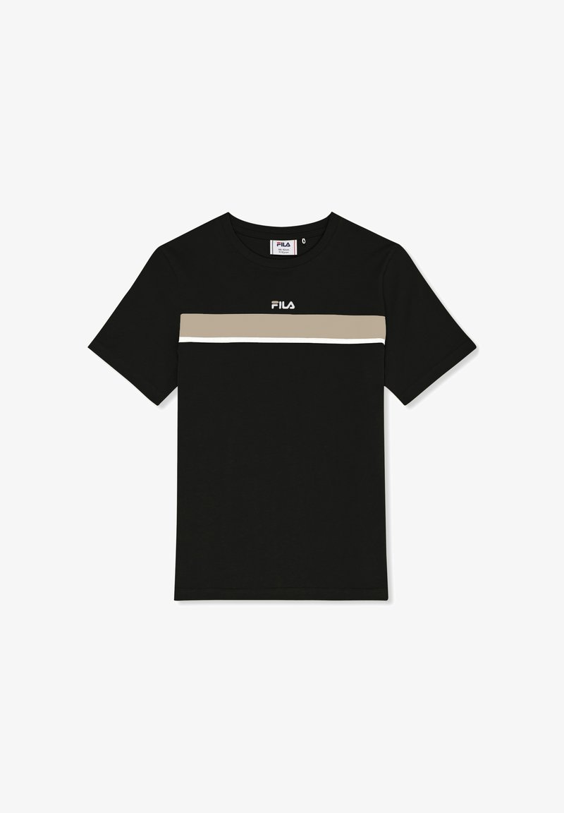 Czarny T-shirt z krótkim rękawem, z beżowo-białymi poziomymi paskami na wysokości klatki piersiowej oraz białym logo FILA nad paskami.