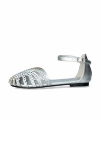 Scarpa flat argento con design a punta aperta, caratterizzata da più cinturini decorati con piccoli strass. Include cinturino alla caviglia.