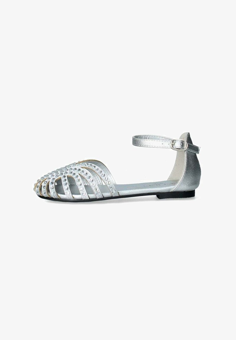 Scarpa flat argento con design a punta aperta, caratterizzata da più cinturini decorati con piccoli strass. Include cinturino alla caviglia.