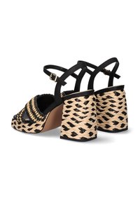 Tacones trenzados en negro y crema con textura trenzada; cuentan con una correa y hebilla, punta abierta y un grueso tacón cuadrado trenzado.