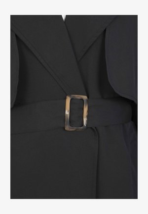 Vêtement noir avec un large col, en tissu lisse, et une ceinture dotée d'une boucle en écaille de tortue rectangulaire pour le maintien.