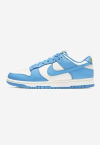 Sneaker in pelle blu e bianca con design low-top, dotate di una punta perforata, una suola testurizzata e un piccolo accento giallo sul tallone.