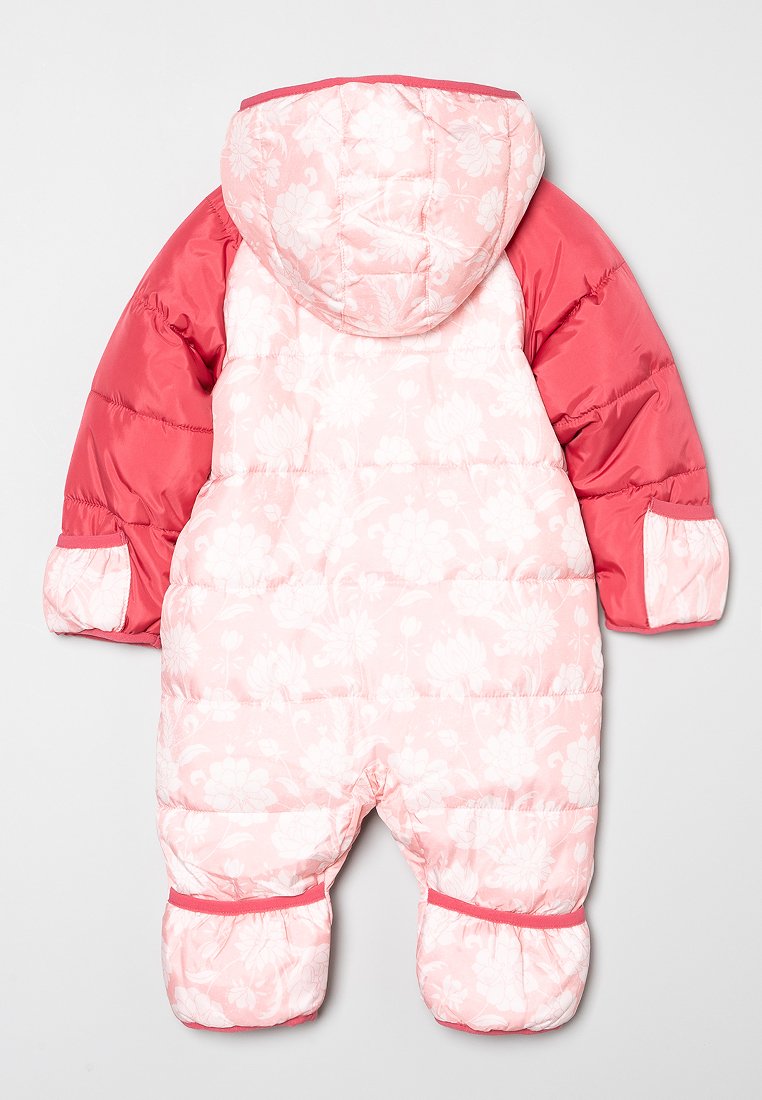 Tuta invernale imbottita rosa con motivo floreale, maniche rosse, polsini elasticizzati e cappuccio integrato. Caratterizzata da una texture morbida e un design trapuntato.