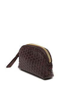 Brązowy pleciony skórzany portfel na monety o zaokrąglonym kształcie, zapięcie na złoty zamek oraz boczna zakładka ułatwiająca obsługę. Teksturalny i kompaktowy design.